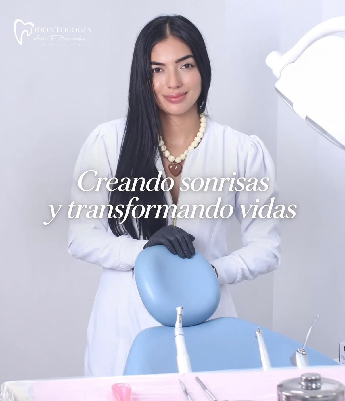 Dra. Luisa F. Hernández en su consultorio odontológico